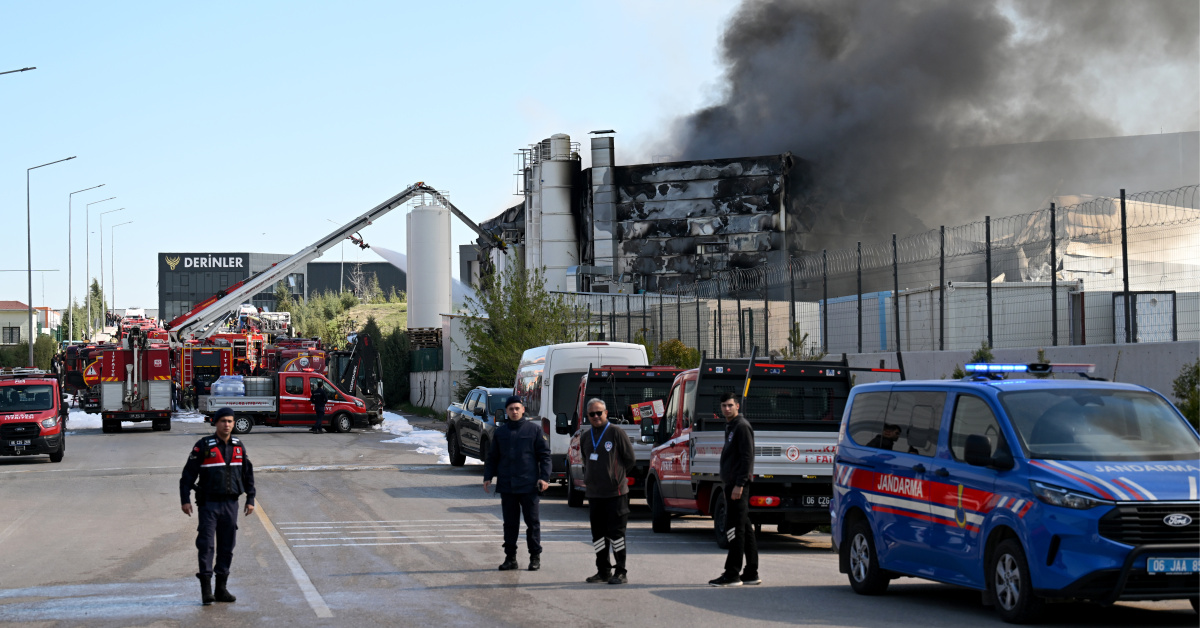 Ankara'daboya fabrikasında yangın vepatlama! İtfaiye müdahale ediyor