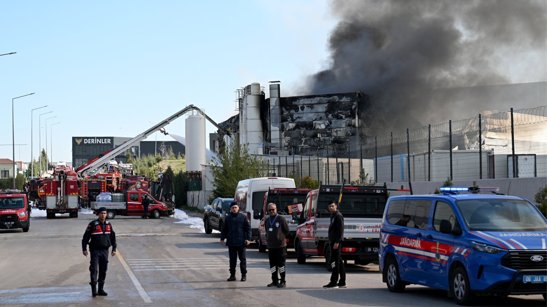 Ankara'da Boya Fabrikasında Büyük Yangın: Patlamalar Yaşandı, İtfaiye Müdahalesi Sürüyor
