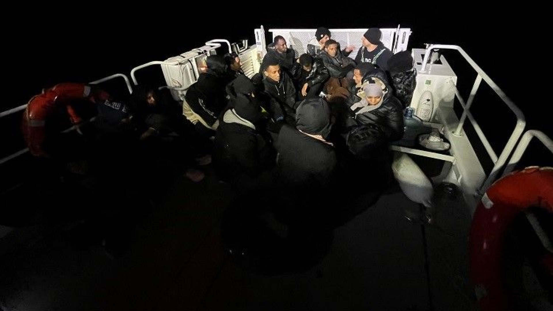 Kuşadası Açıklarında 19 Düzensiz Göçmen Lastik Botta Yakalandı