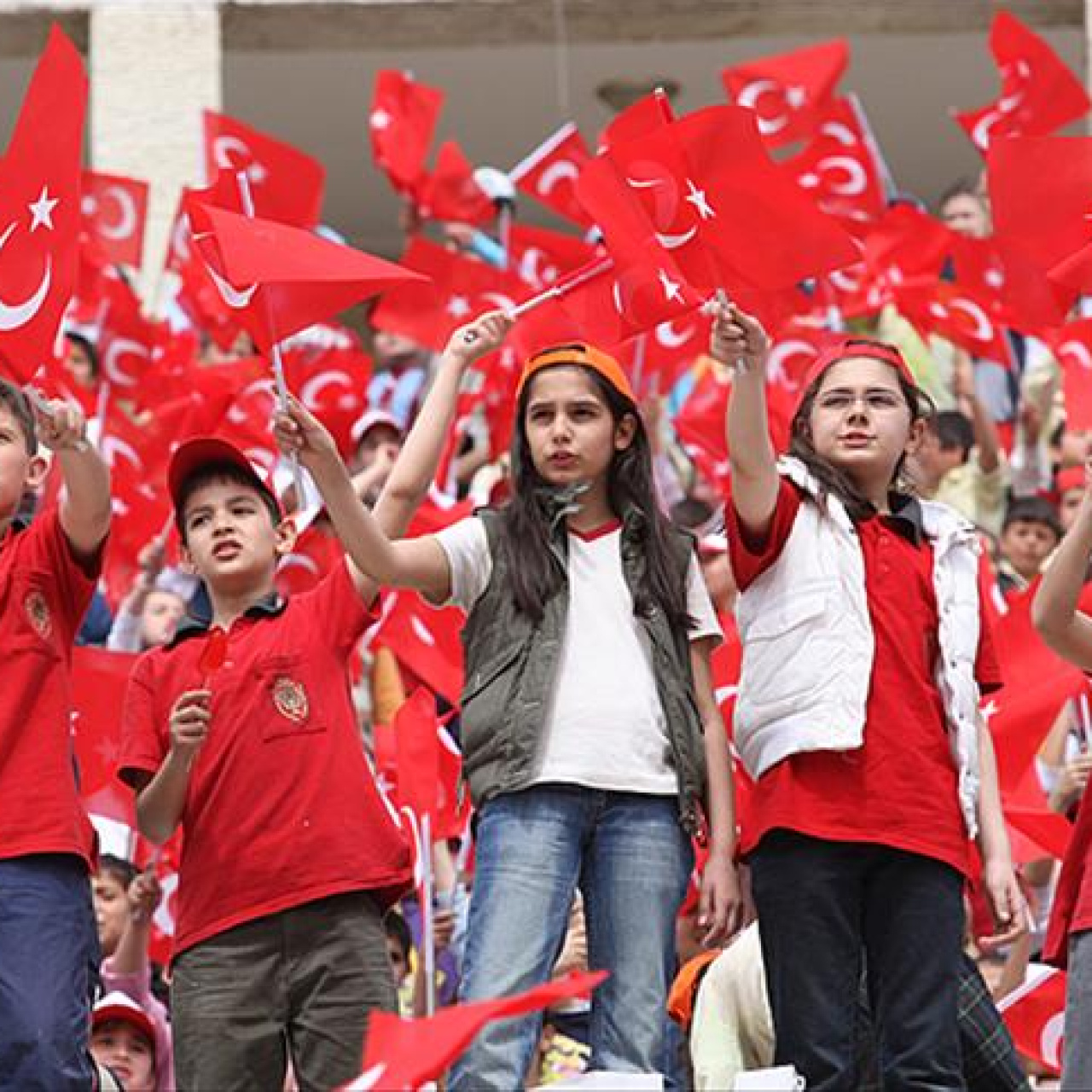 23 Nisan resmi tatil mi, yarım gün mü? 23 Nisan’da okullar, iş yerleri açık mı, kapalı mı? 23 Nisan’da toplu taşıma ücretsiz mi?