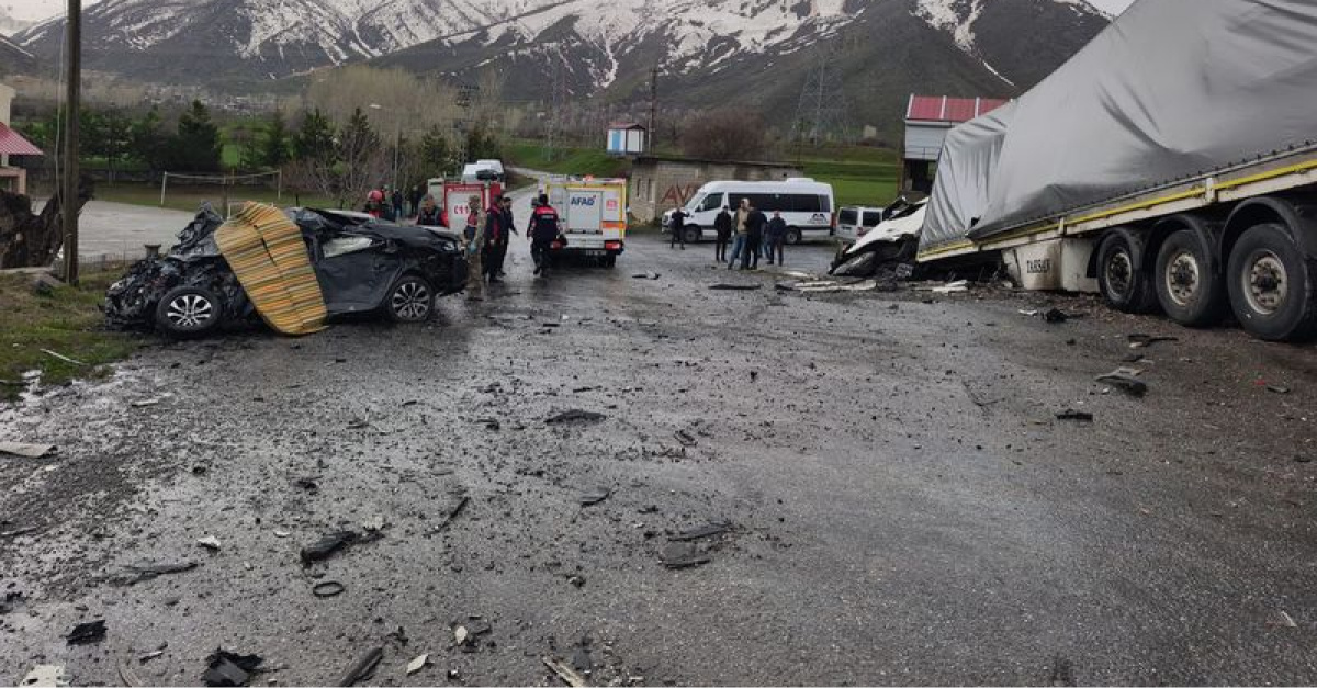 Bitlis Tatvan'da TIR ve Otomobil Arasında Kaza, 2 Ölü