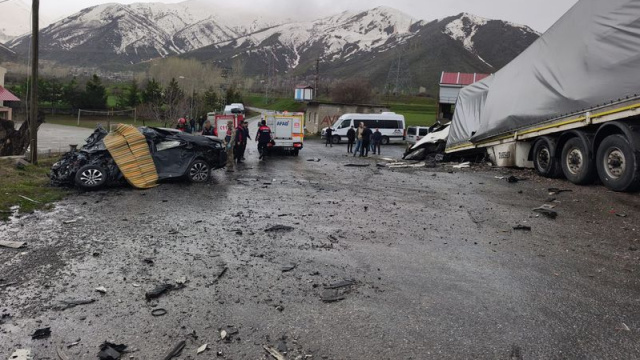 TIR ile otomobil çarpıştı: 2 ölü, 1 yaralı