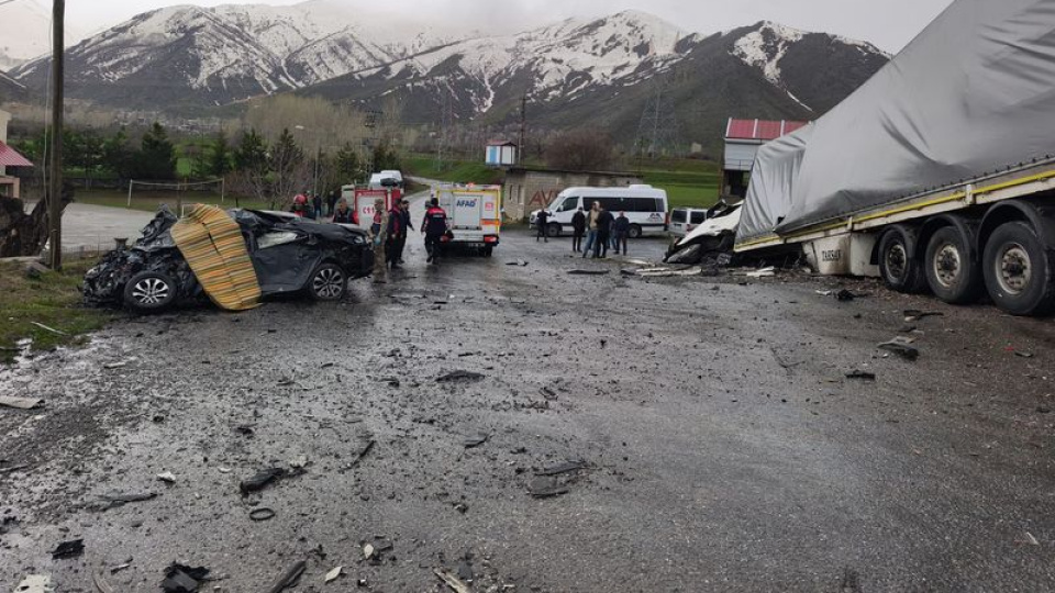 TIR ile otomobil çarpıştı: 2 ölü, 1 yaralı