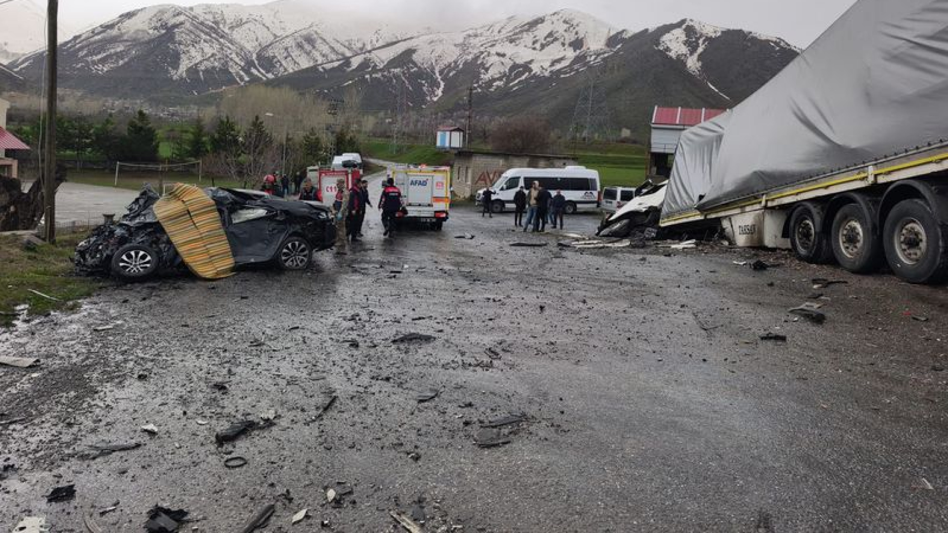 Bitlis'te TIR ile Otomobil Çarpışması: 2 Kişi Hayatını Kaybetti, 1 Yaralı
