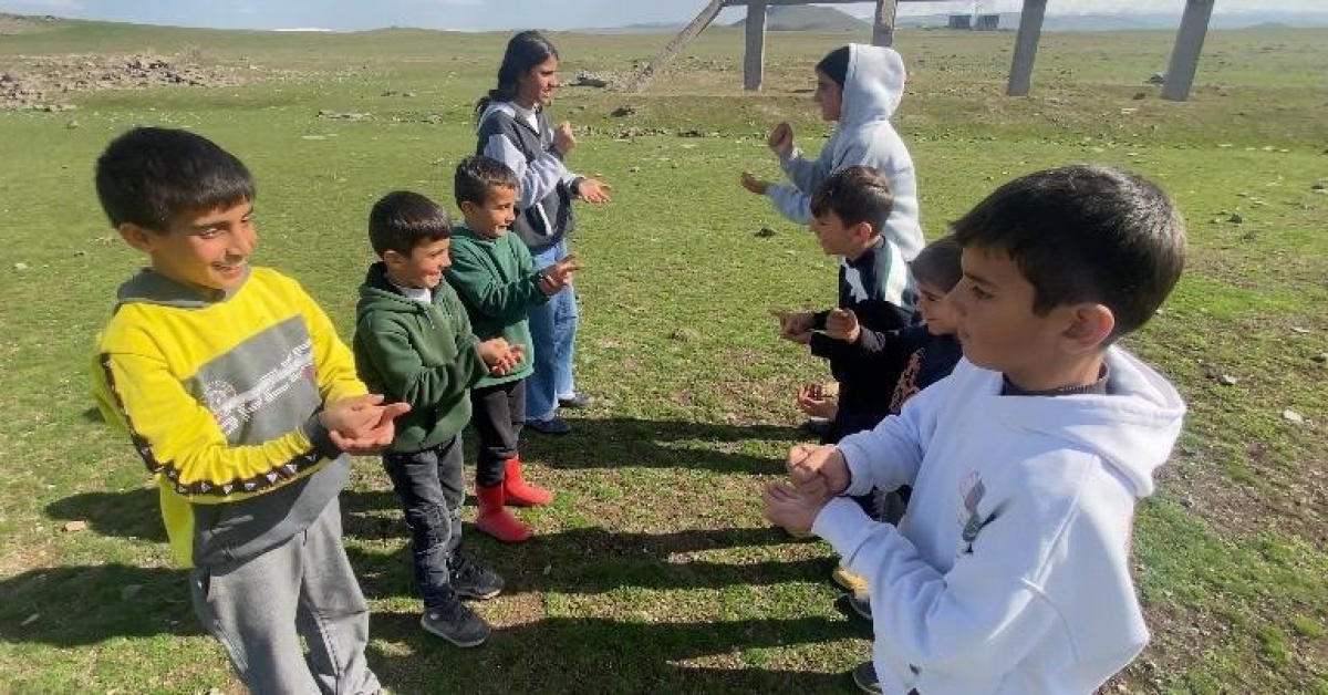 Ağrı'da Çocuklar Geleneksel Sokak Oyunlarıyla Büyüyor