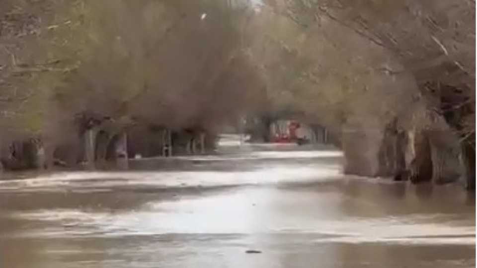 Kapaklar açıldı, köyü su bastı