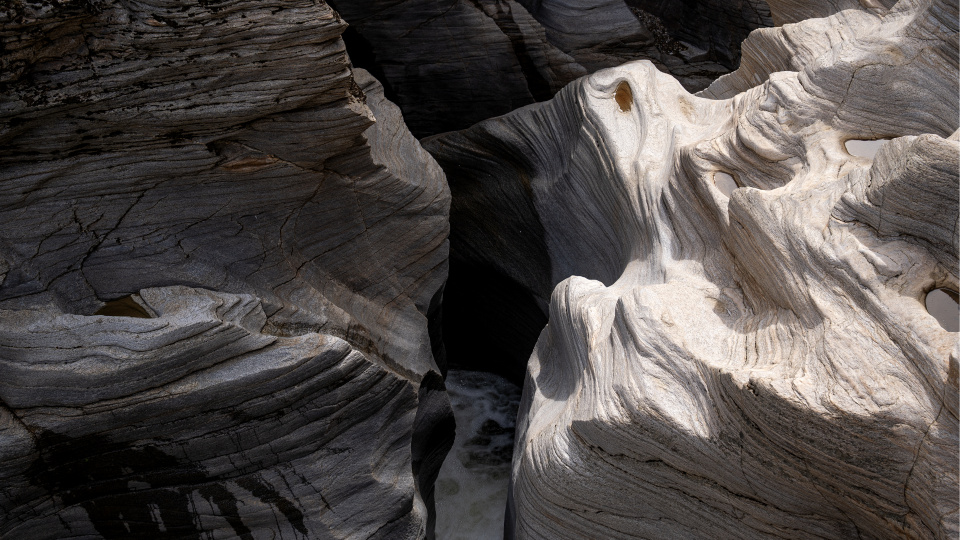 Suyun kayaları sanat eserine dönüştürdüğü vadi