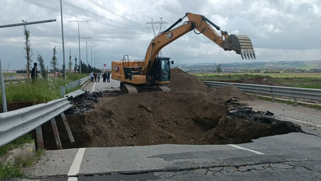 Batman'da yağış nedeniyle yol çöktü