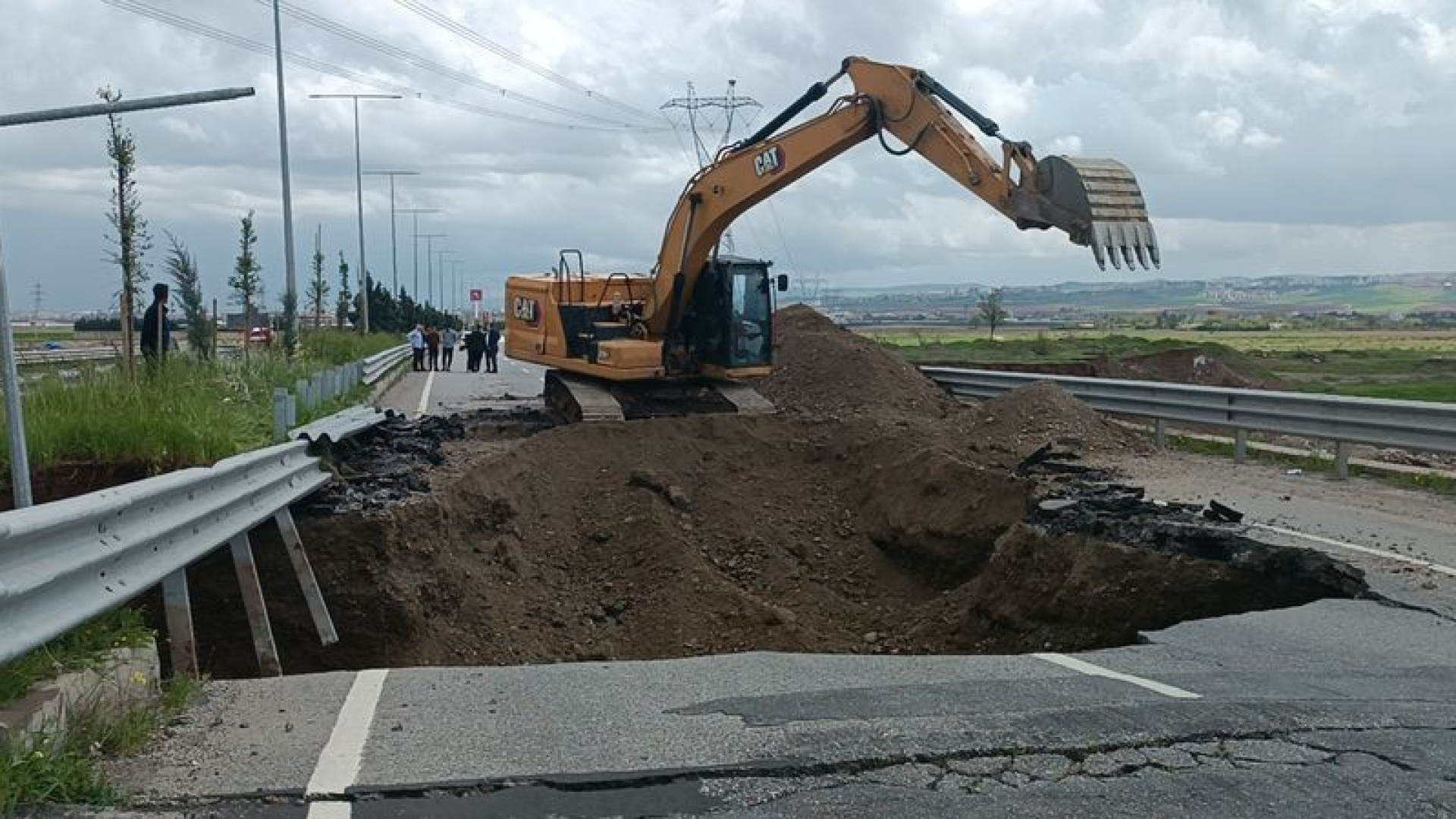 Batman'da Yoğun Yağışlar Yolu Çökertti: Güney Çevre Yolu Trafiğe Kapatıldı