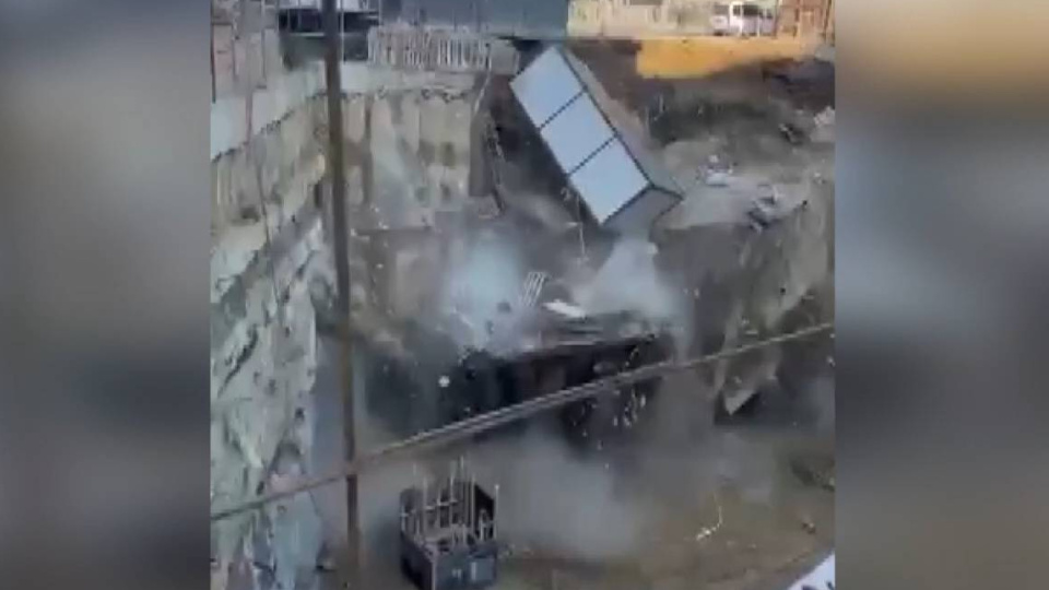 Fenerbahçe Stadı yanındaki duvar çöktü