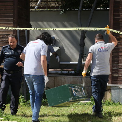 Reklam panosunda çürümüş ceset bulundu