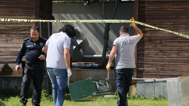 Reklam panosunda çürümüş ceset bulundu