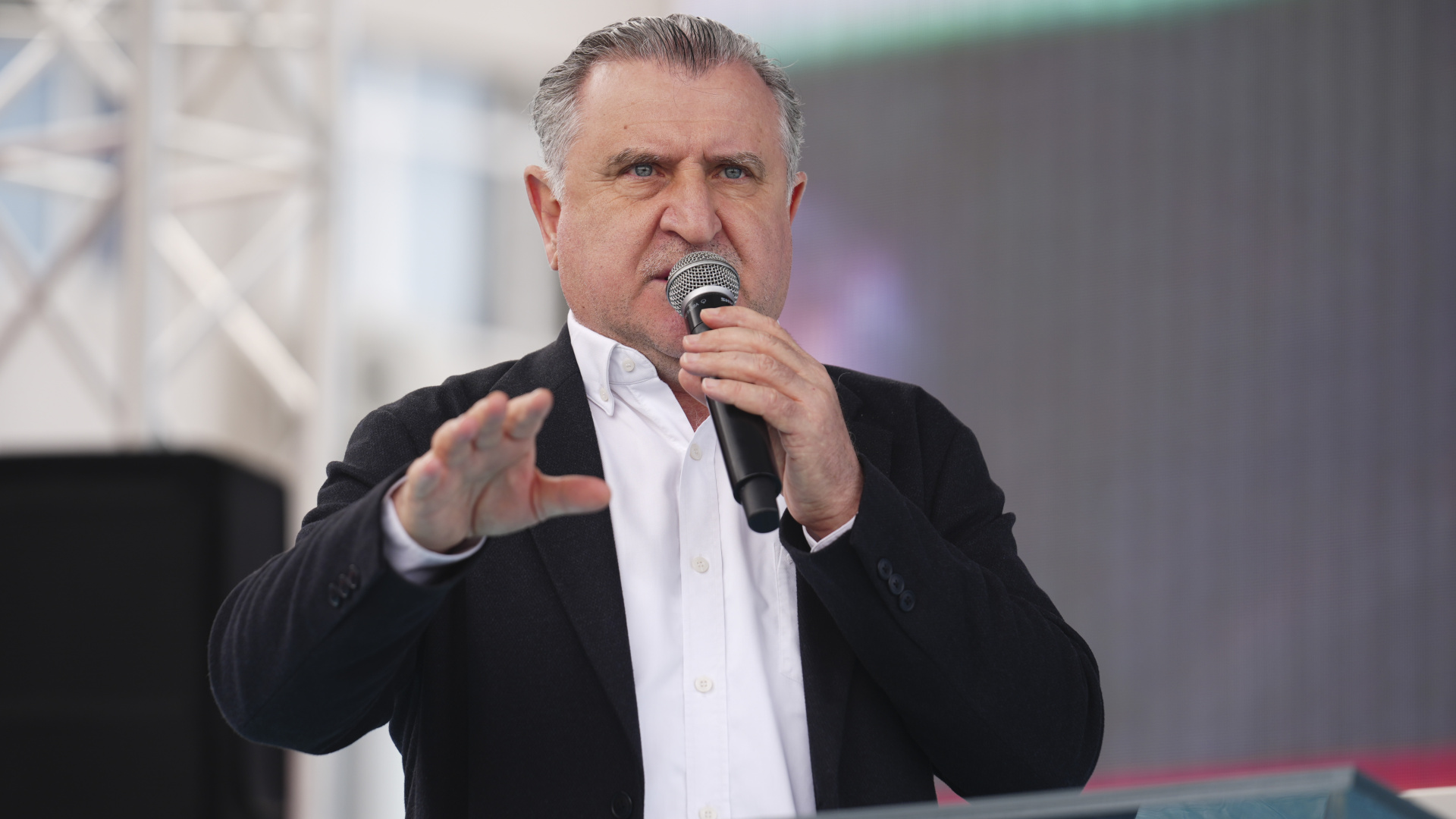 Bakan Bak, Avrupa Şampiyonu Halterci Furkan Özbek'i Kutladı