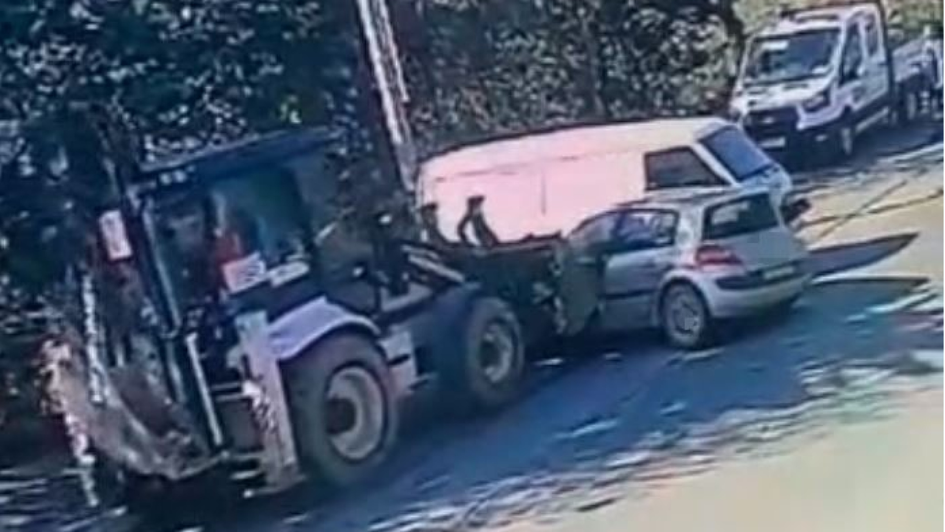 Silivri'de kontrolden çıkan kepçe araçları biçti