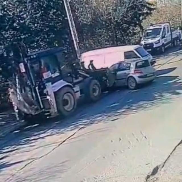 Kontrolden çıkan kepçe araçları biçti