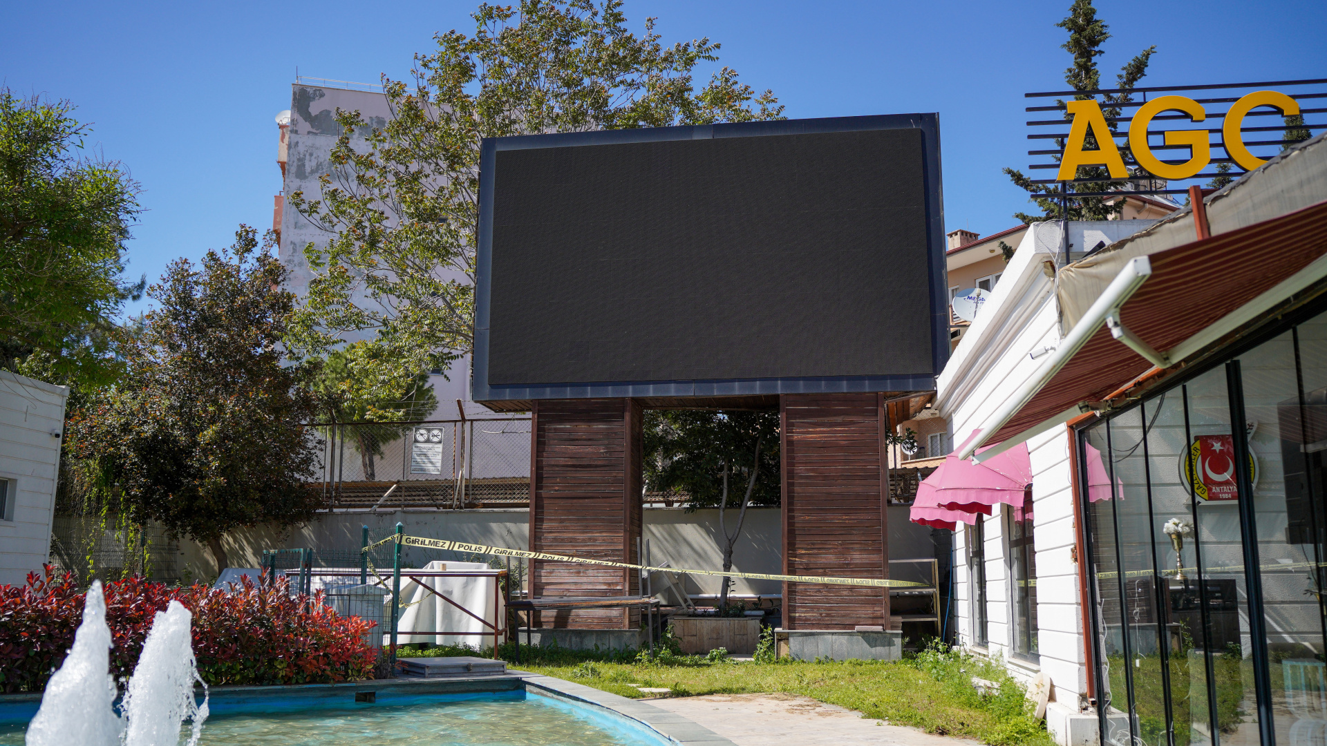 Antalya'da Parktaki Dev LED Ekranın Ayağında Kimliği Belirsiz Ceset Bulundu