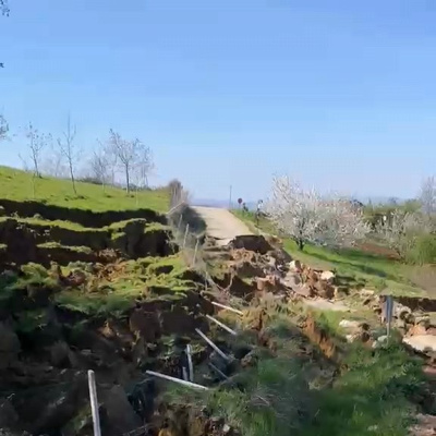 Bursa'da heyelan! Yol ulaşıma kapandı