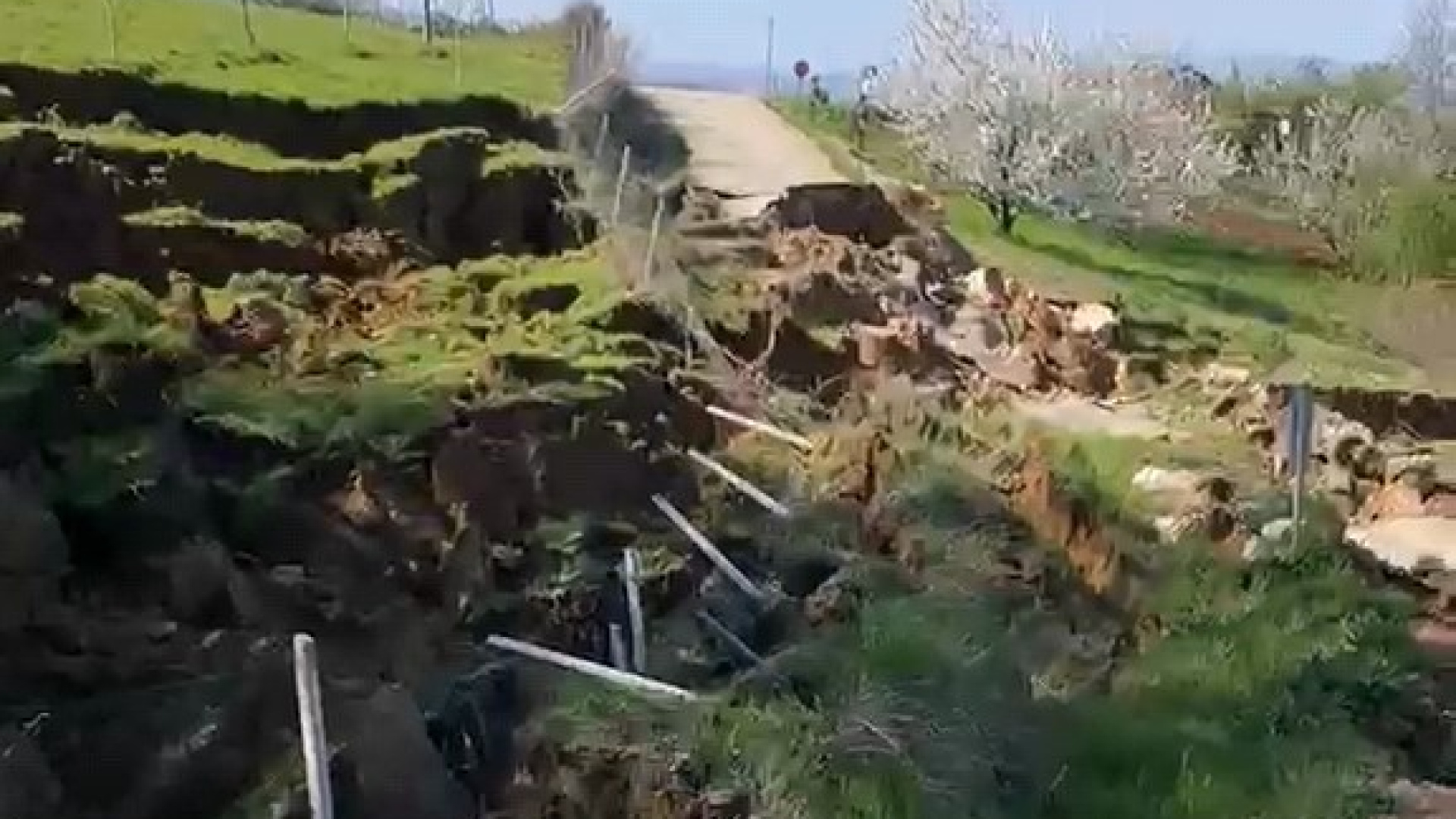 Bursa'da heyelan! Yol ulaşıma kapandı