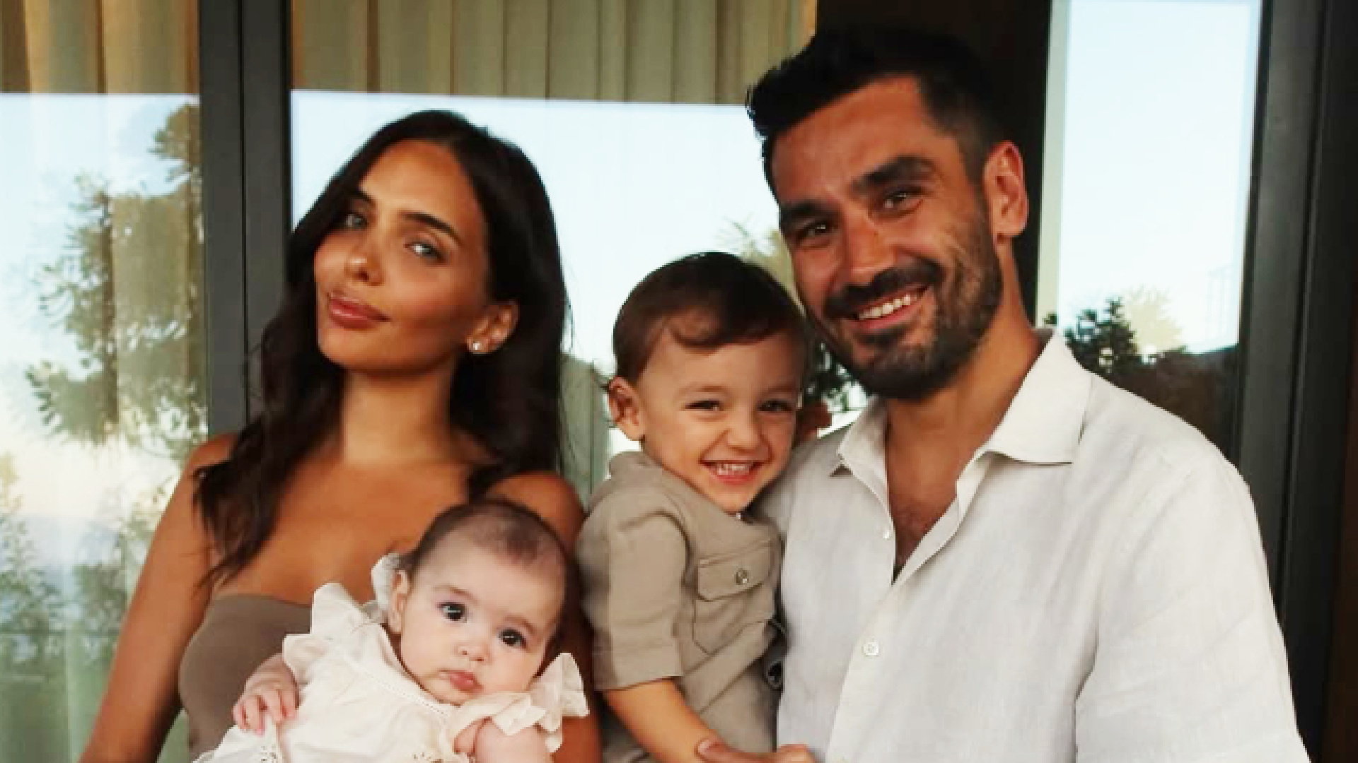 İlkay Gündoğan ve Sara Arfaoui Üçüncü Çocukları Kian'ı Kucaklarına Aldı