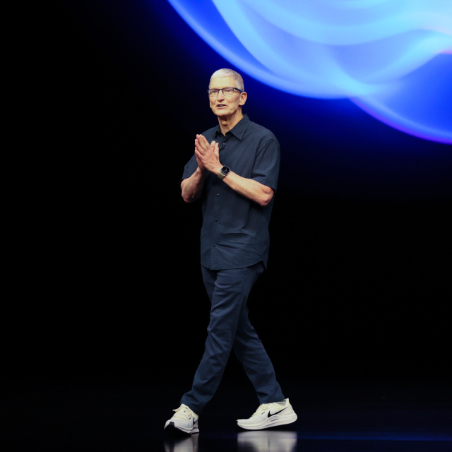 Apple'ın CEO'su Tim Cook görevden ayrılıyor