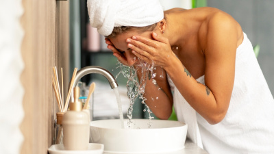 Kafeinli krem mi buz banyosu mu? Hangisi gerçekten işe yarıyor?