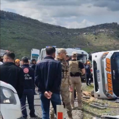 Yolcu midibüsü devrildi; yaralılar var