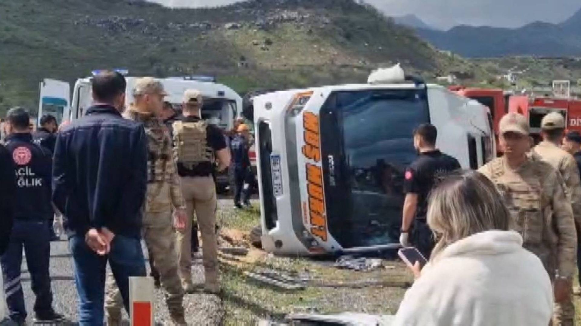 Diyarbakır'da Korkunç Kaza: Midibüs Devrildi, 1 Kişi Hayatını Kaybetti, 13 Yaralı