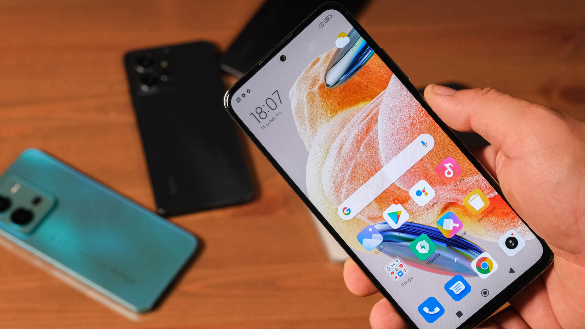 AB, 2027'de Akıllı Telefonlarda Kullanıcı Tarafından Değiştirilebilir Batarya Zorunluluğu Getiriyor