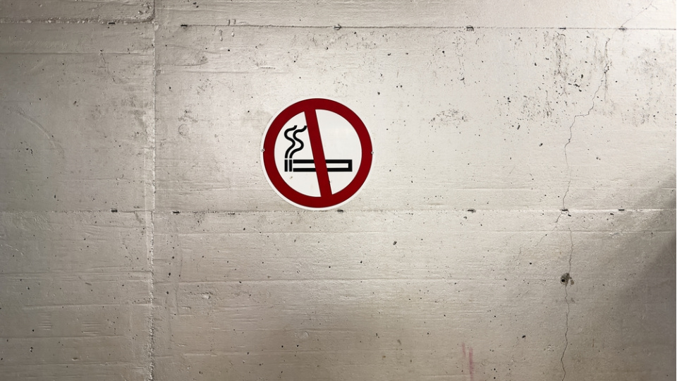 Birleşik Krallık'ta 2008'den sonra doğanlar için sigara yasağı kabul edildi