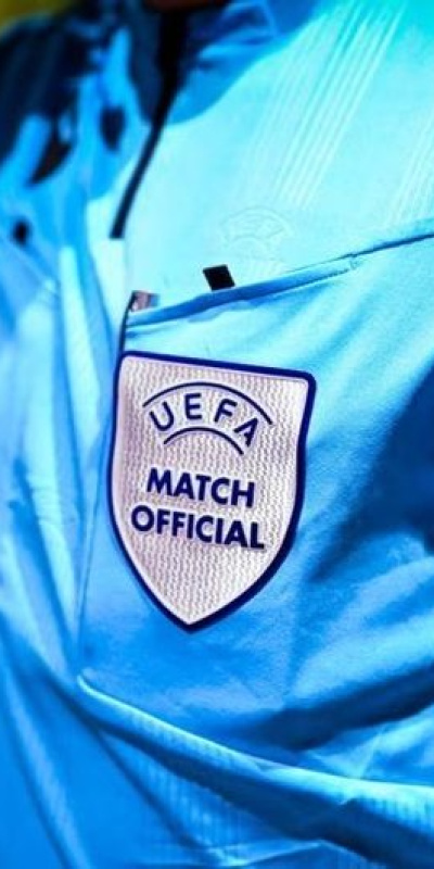 Maçın ortasında hakem telefonla konuştu!