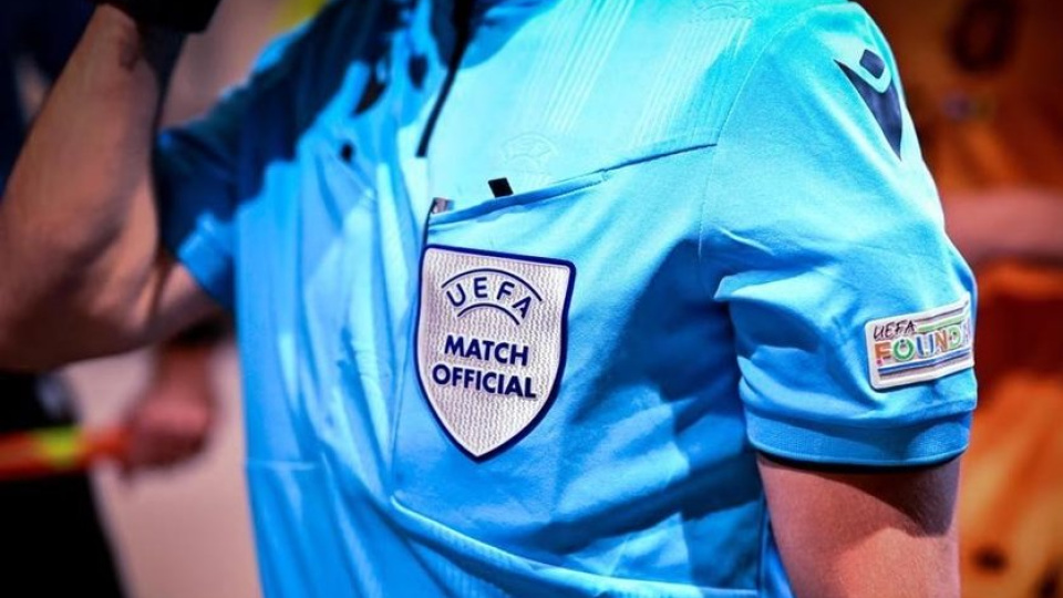 Maçın ortasında hakem telefonla konuştu!