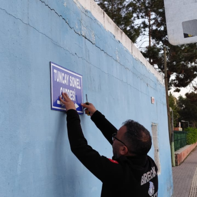 Adını taşıyan tebala söküldü