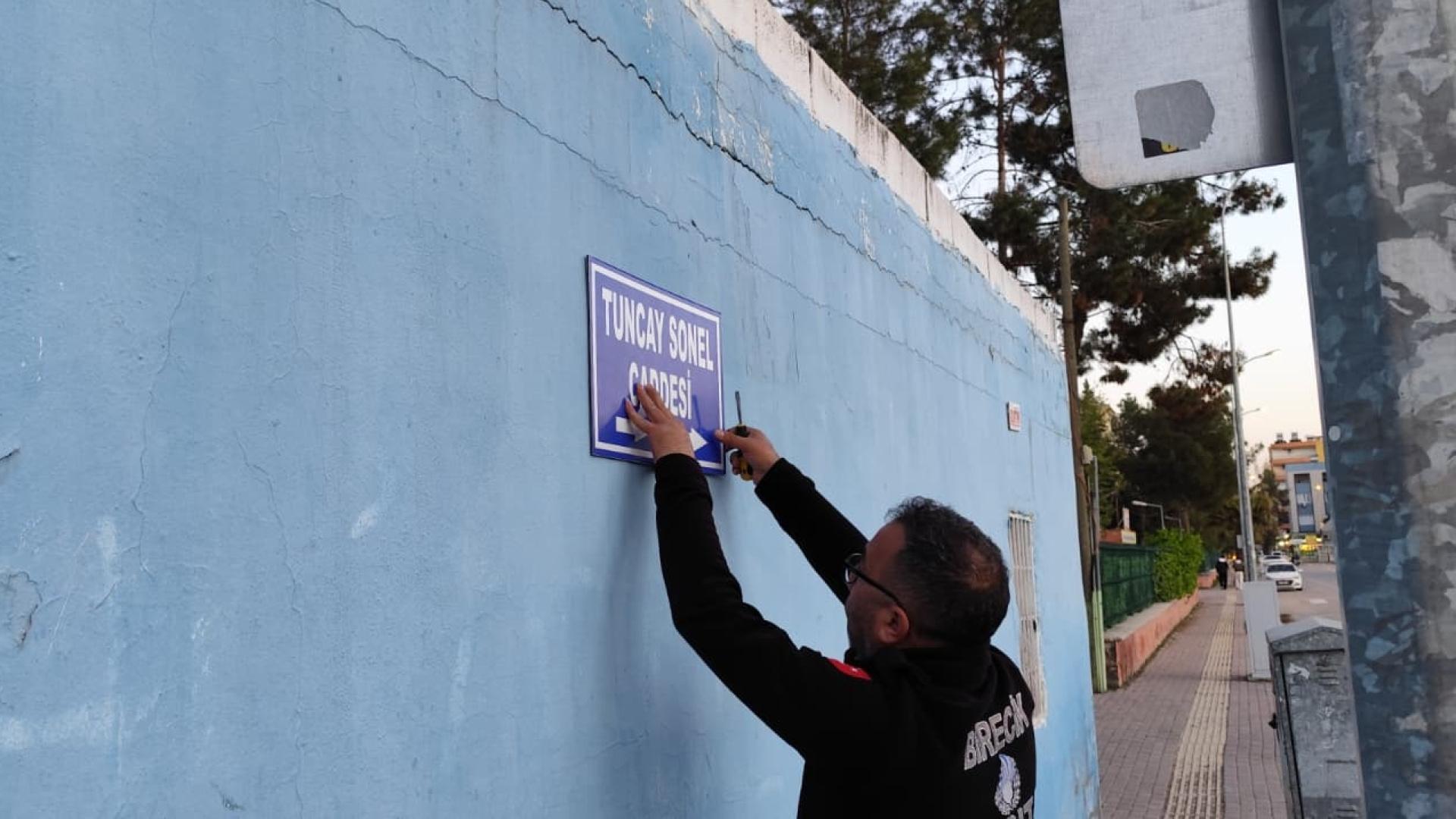Eski Tunceli Valisi Tuncay Sonel’in adının verildiği cadde tabelası söküldü