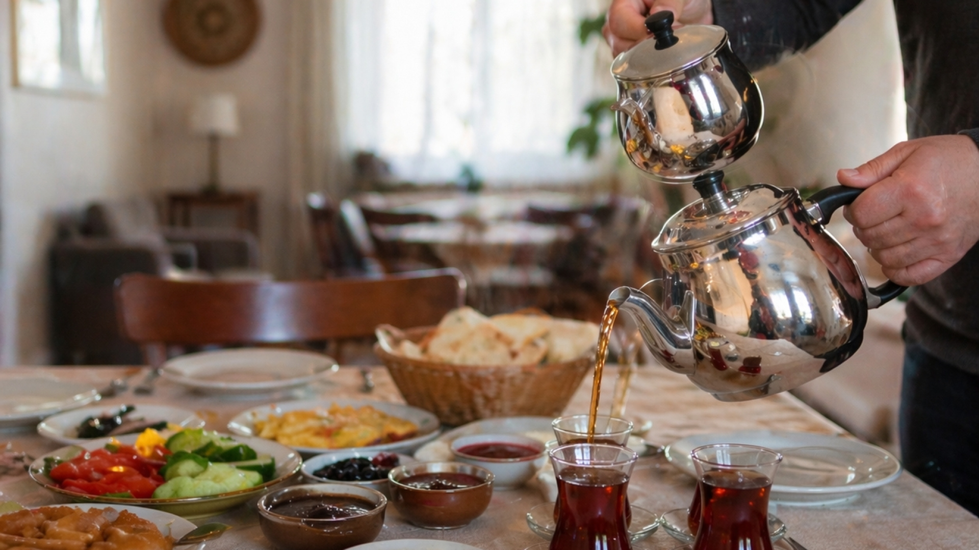 Tüm dünyada tek demlik kullanılıyor: Neden sadece Türkler çift demlikle çay demliyor?