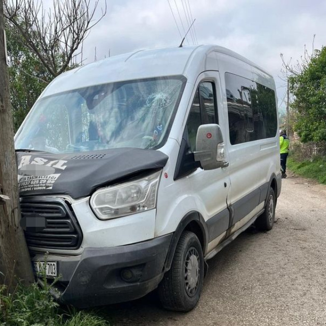 Öğrenci servisi direğe çarptı: 12 yaralı