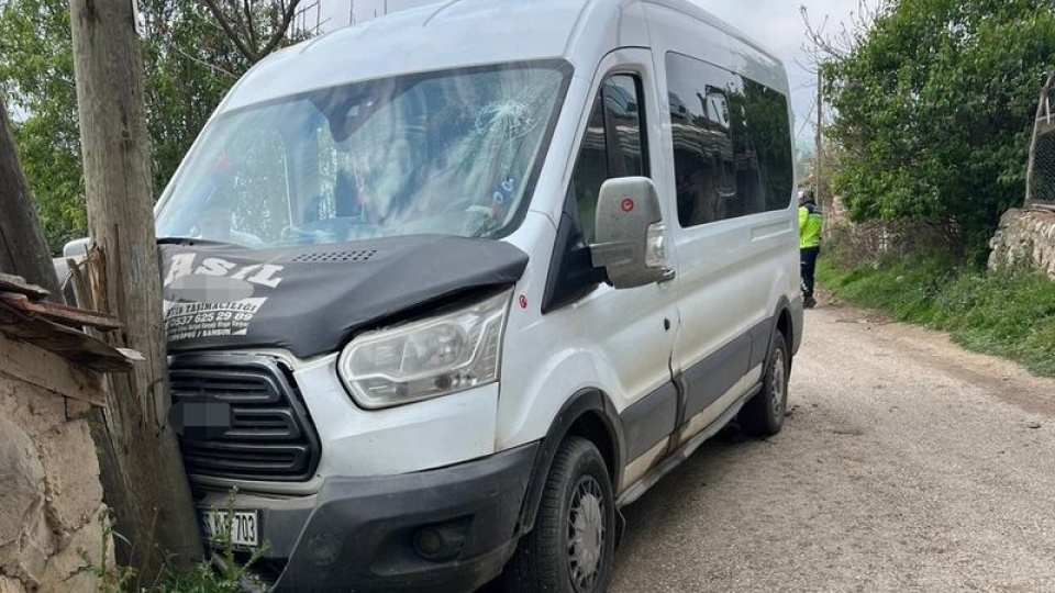 Öğrenci servisi direğe çarptı: 12 yaralı