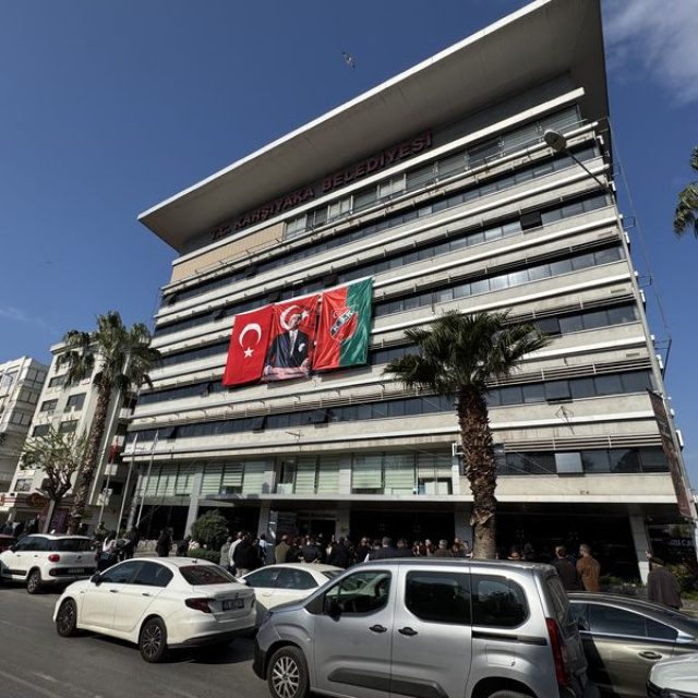 Karşıyaka Belediyesi'nde memurlar iş bıraktı