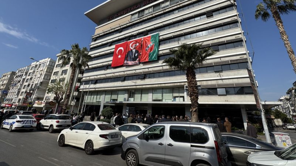 Karşıyaka Belediyesi'nde memurlar iş bıraktı