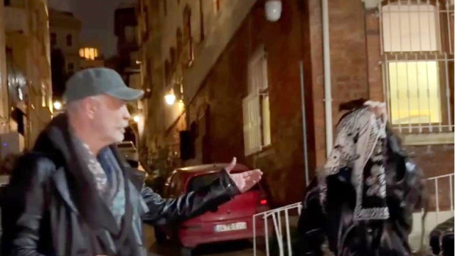 "Yüzünü saklama, daha çok dikkat çekiyorsun"