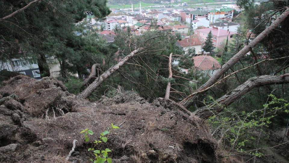 Reşadiye'de 13 daire tahliye edildi