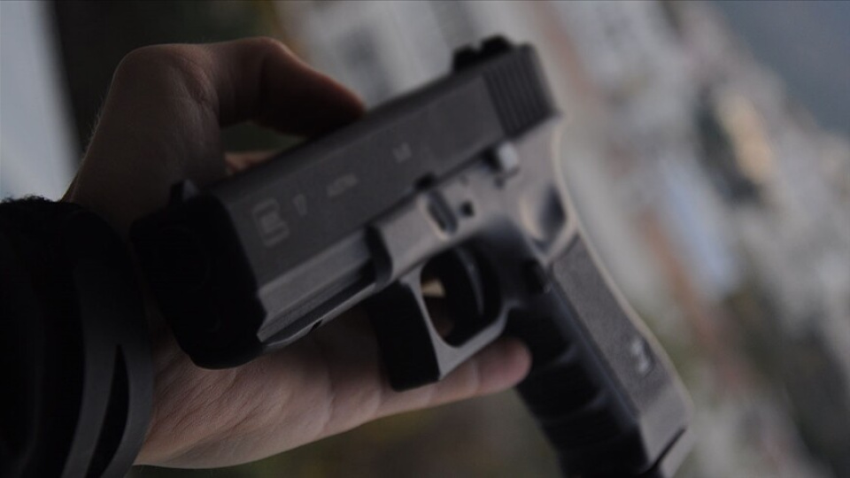 Okula tabanca getirdi!