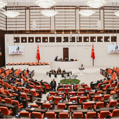 Doğum izni ve 15 yaş altı sosyal medya yasağı yasalaştı