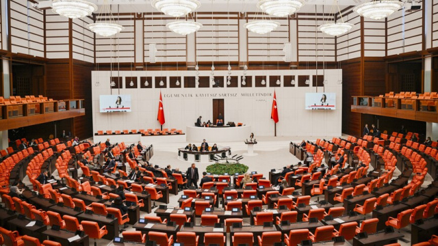 Doğum izni ve 15 yaş altı sosyal medya yasağı yasalaştı