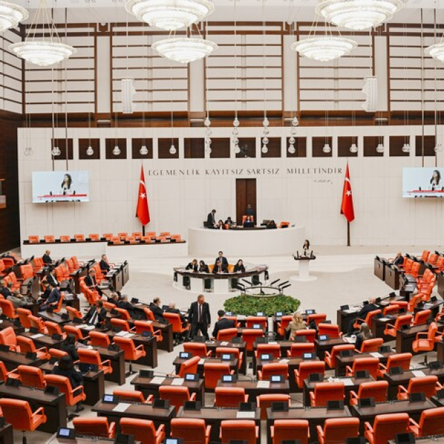 Doğum izni ve 15 yaş altı sosyal medya yasağı yasalaştı