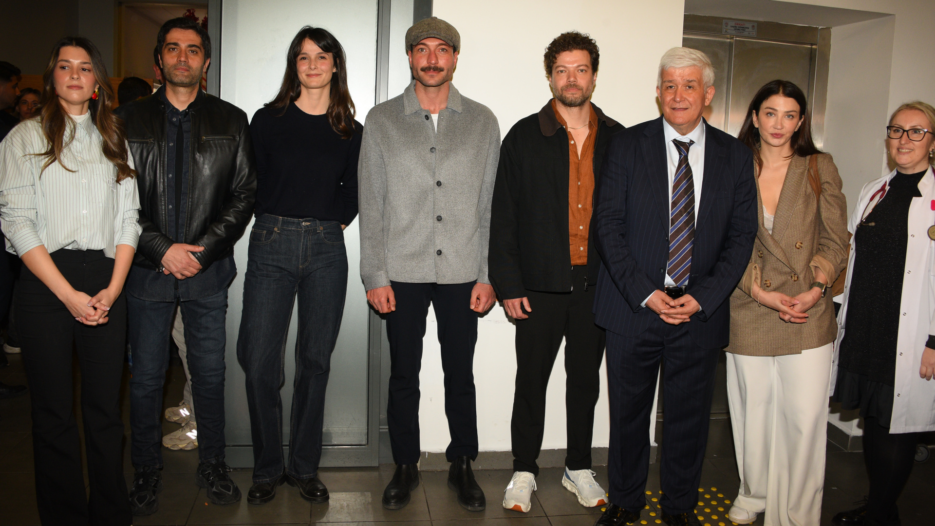 Ünlülerden çocuklara anlamlı ziyaret