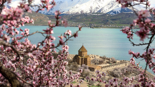 Baharda renklendi! Van'ın en sevilen yerlerinden