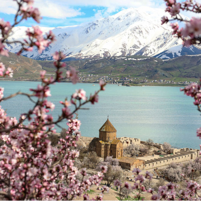 Baharda renklendi! Van'ın en sevilen yerlerinden