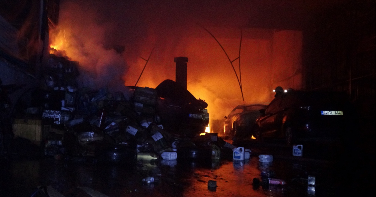 Antalya'daoto tamir servisinde yangın, 15 araç yanar