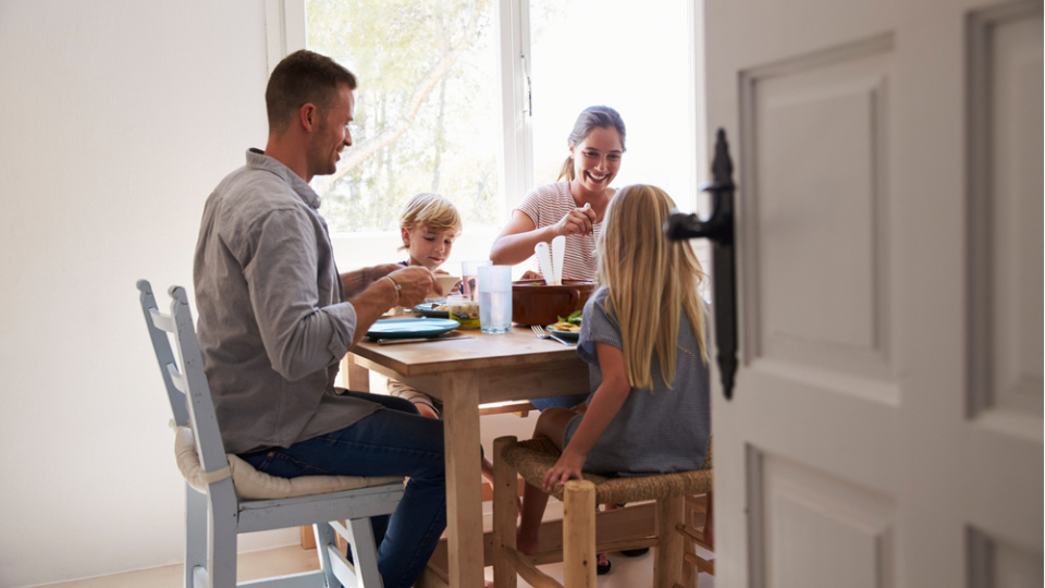Ailesiyle sofraya oturan çocuk hem başarılı hem özgüvenli