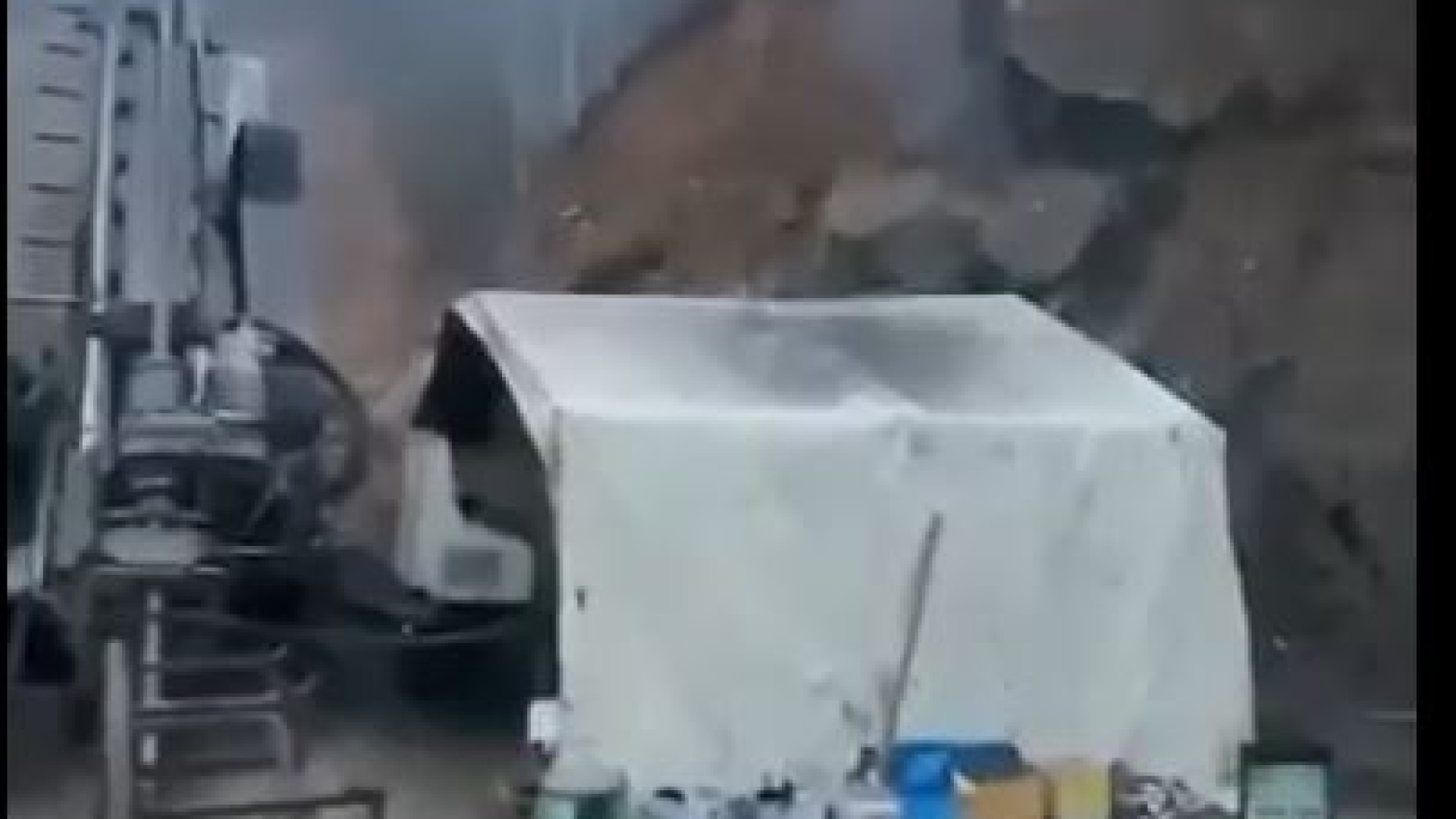 Giresun Dereli'de heyelan: Sondaj makinesi toprak altında kaldı